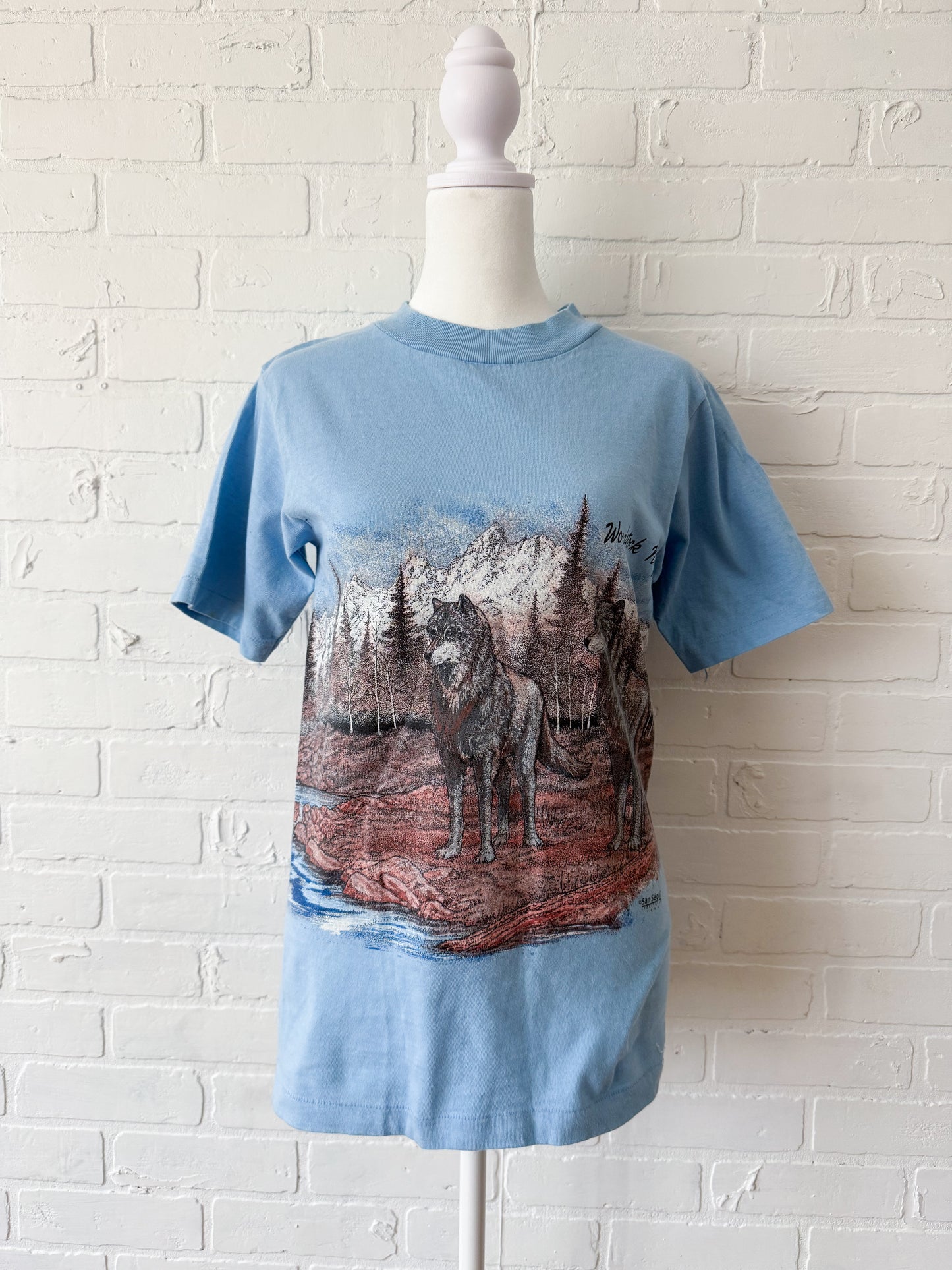 Blue wolf tshirt - s