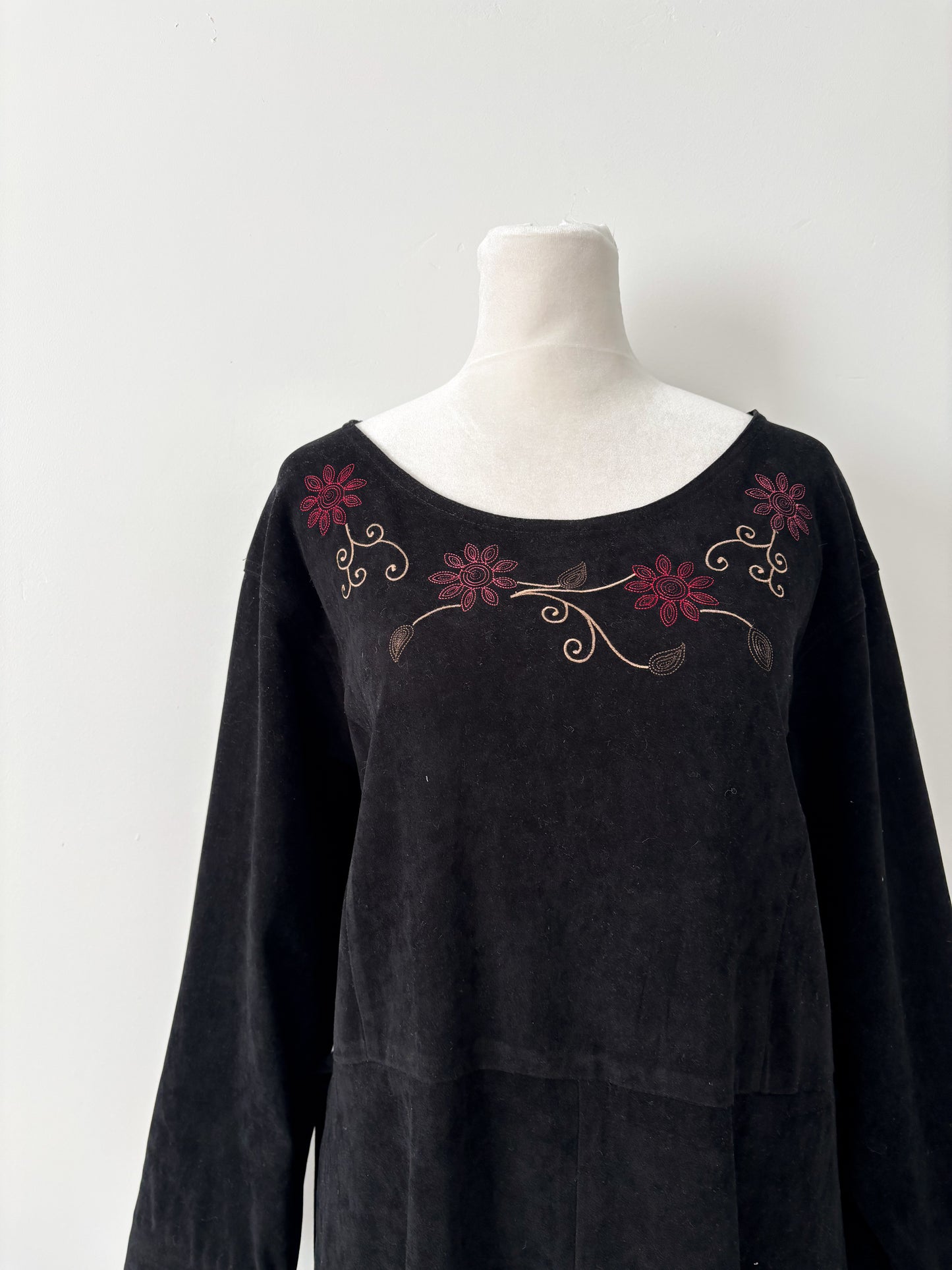 Black embroidered long sleeve maxi-S