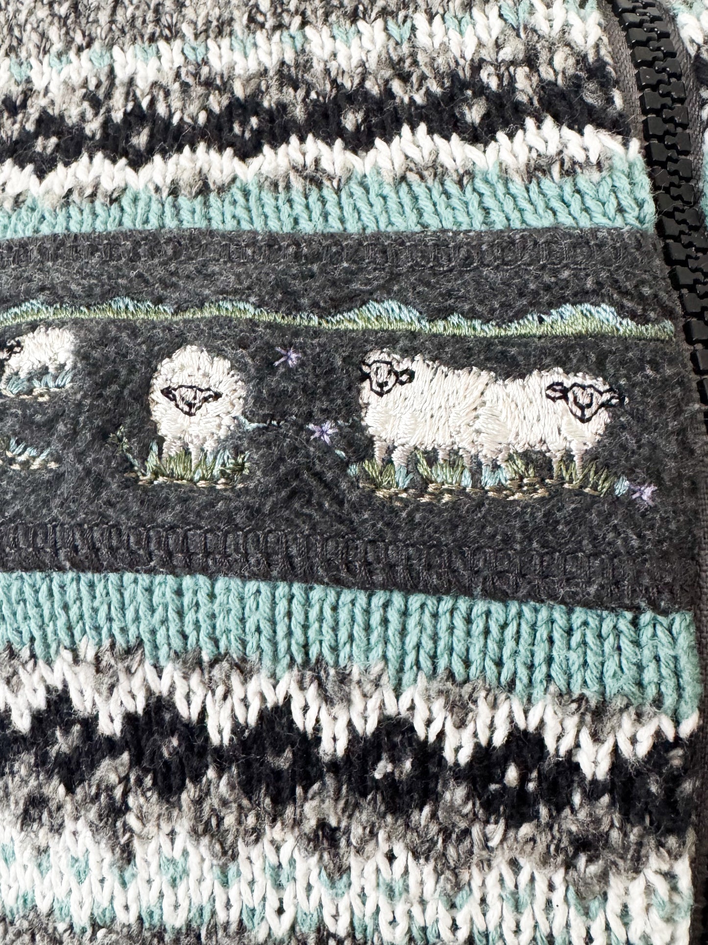 Embroidered sheep sweater - s